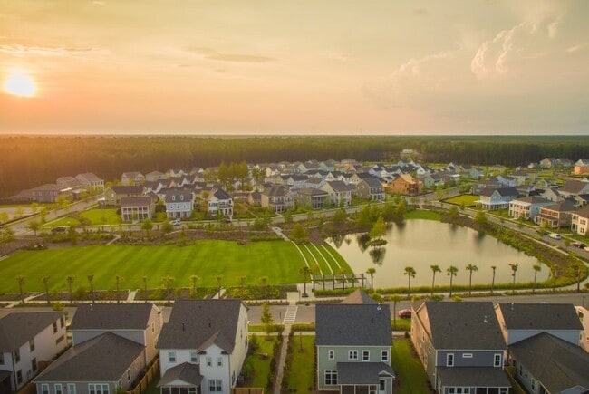 Building Photo - 360 Great Lawn Dr