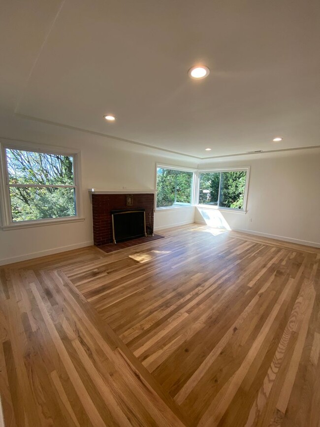 Building Photo - Remodeled Seattle Home on a corner lot, Av...