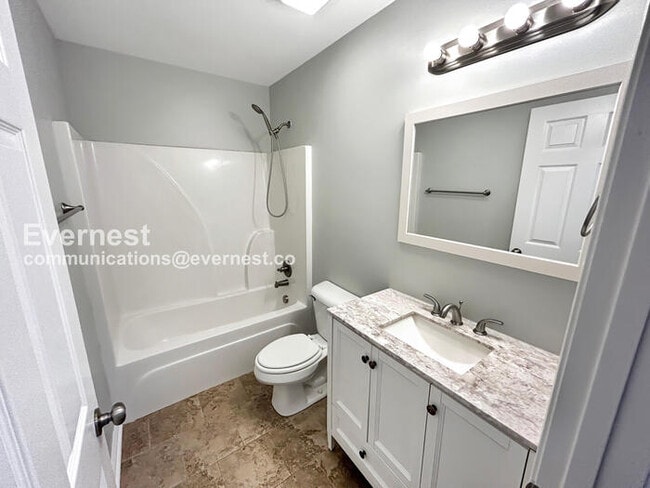 Building Photo - 908 E 16th Ave