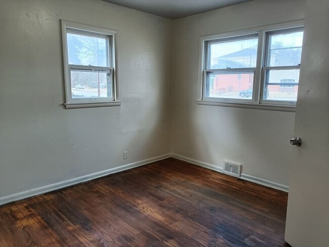 Building Photo - 2125-27 W Silver Spring Dr