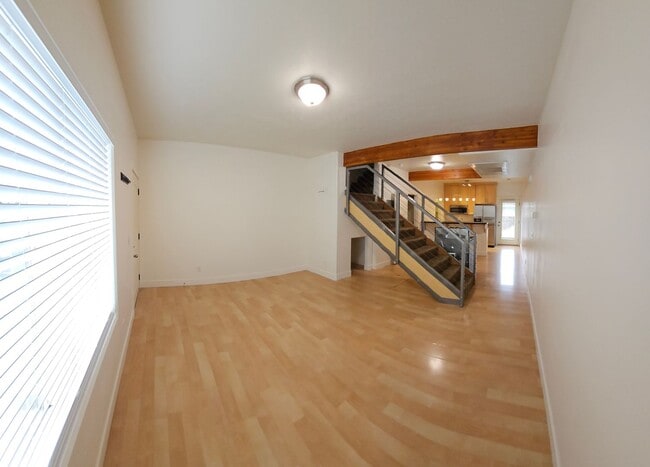Building Photo - 2 bed, 2.5 bath townhome in Lincoln Park