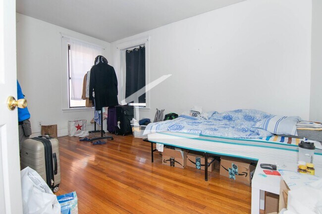 Building Photo - Great deal! 3-bed, 1 Bath in Allston on The B Line; Heat/HW Incl!