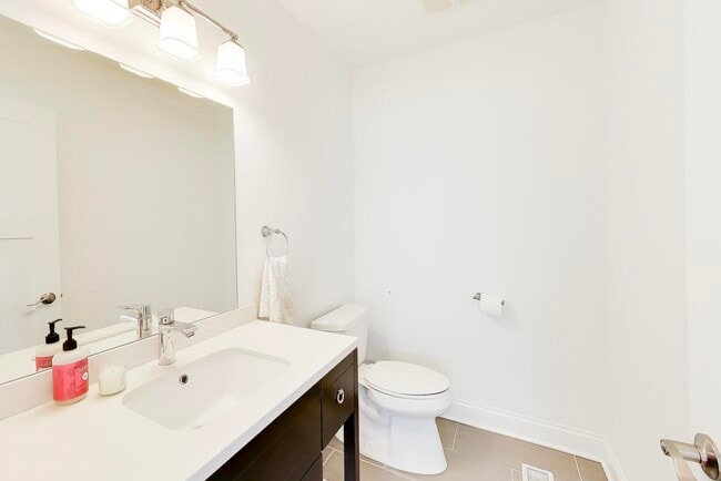 Building Photo - 229 N Myrtle Ave