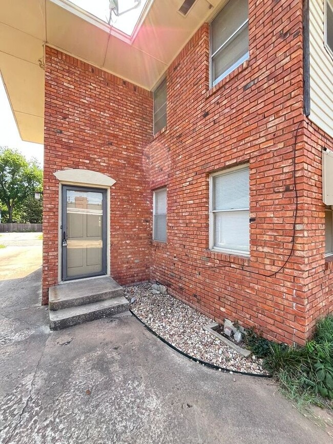 Building Photo - Large 2 Bed 1.5 Bath 1 Covered Carport in the Morris Will Roger Park Addn