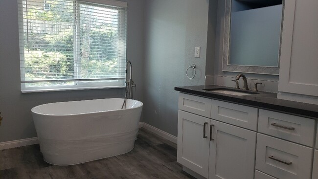 Building Photo - 15692 Live Oak Rd