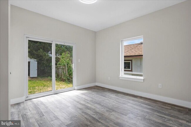 Building Photo - 31 Riverview Ave