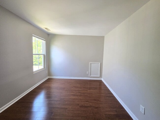 Building Photo - Beautiful Home Available for Rent in Charl...