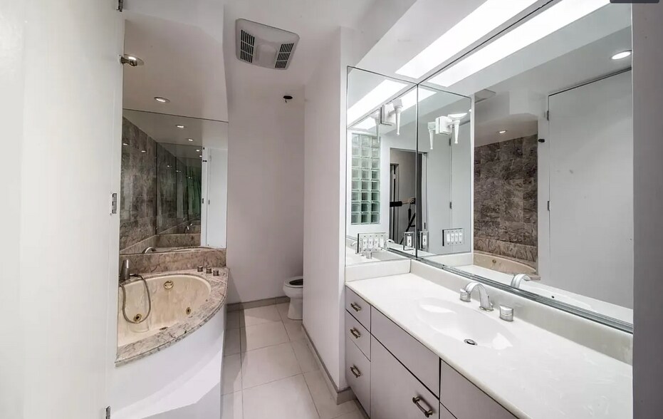 Building Photo - 7777 W 91st St