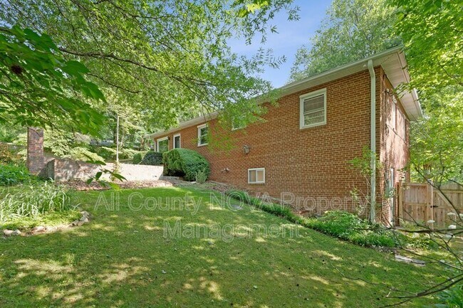 Building Photo - 3160 Ravenwood Dr