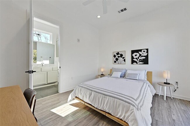 Building Photo - 2804 S 1st St