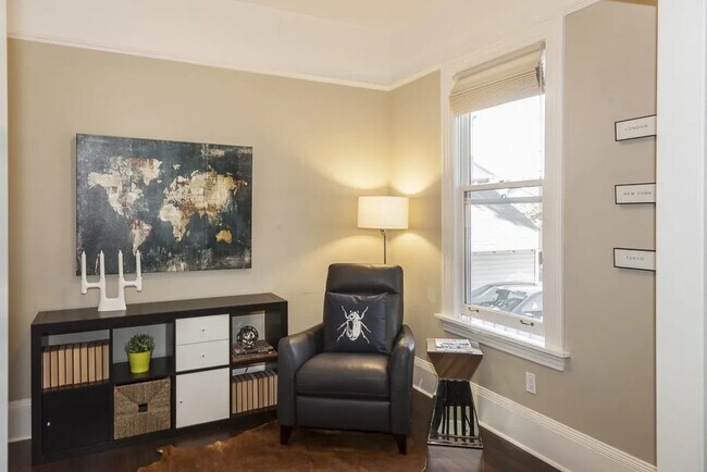 Building Photo - 1419 E Denny Way