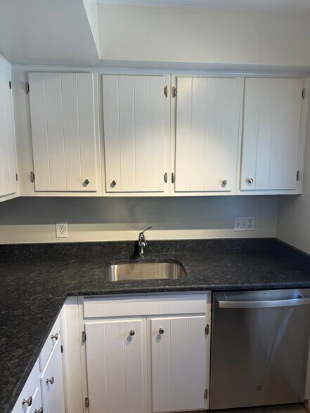 Kitchen with granite counters, new oven and new fridge - 4218 35th St S