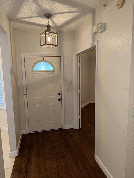 Building Photo - 550 Cranes Way