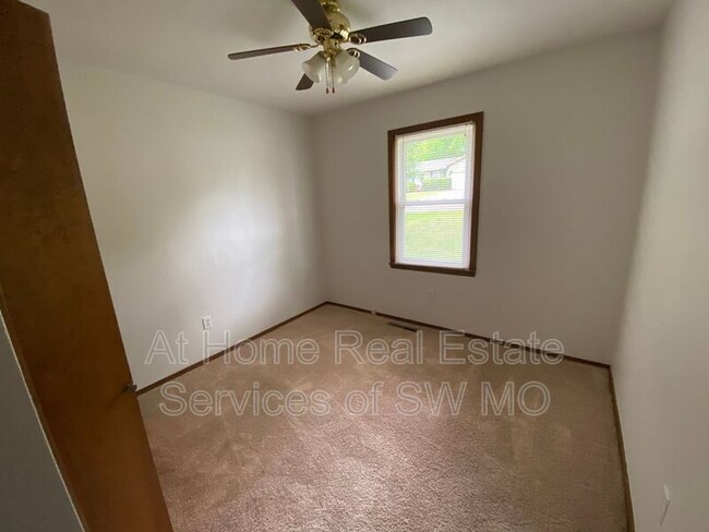 Building Photo - 2535 W Primrose Ln