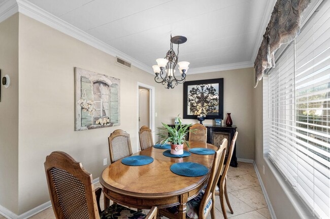 Building Photo - 10100 Lakeshore Dr