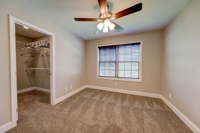 Building Photo - Sharp 3 bed 2 bath with Bonus room and nice fenced yard.