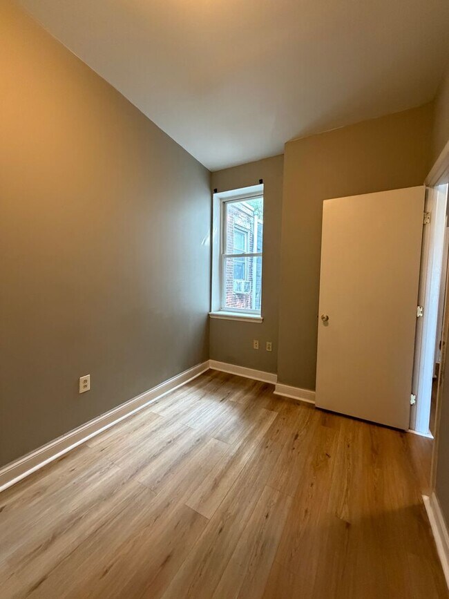 Building Photo - Spacious 3 Bedroom with Washer/Dryer