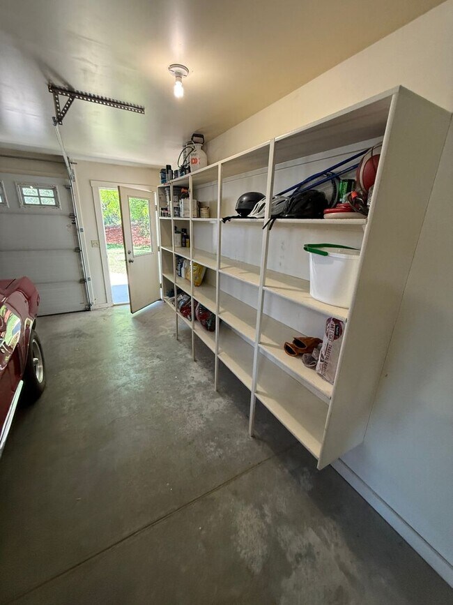 Building Photo - 3 Bed 2 Bath Large Beautiful Home