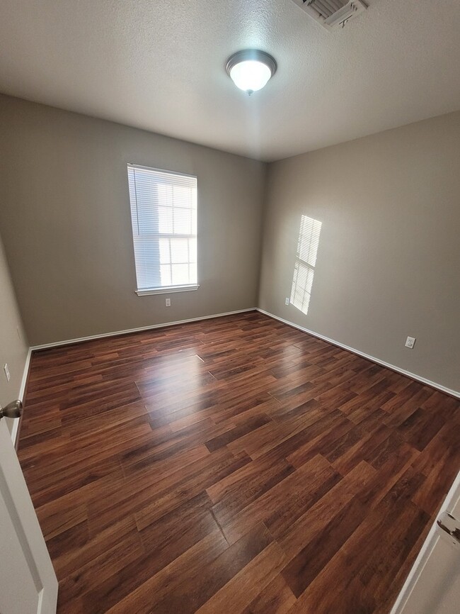 Building Photo - 3 bed 2 bath home with carport, move in re...