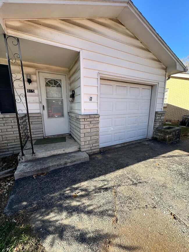 Building Photo - 2-3 bedroom, 1 bath, 1 car garage home for rent