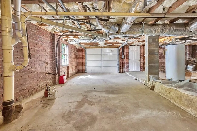 Building Photo - 3 Bedroom 1 Bathroom