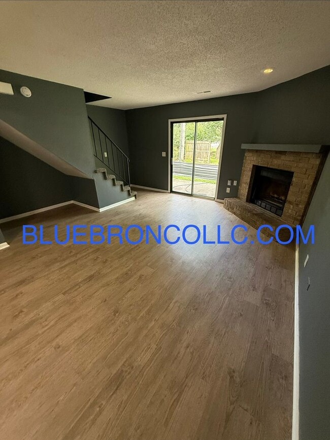 Building Photo - Spacious 3 bedroom unit with NEW Flooring and fresh paint
