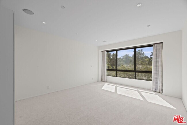 Building Photo - 10551 Wilshire Blvd