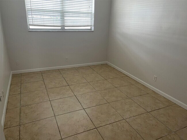 Building Photo - 4051 NE 13th Ave