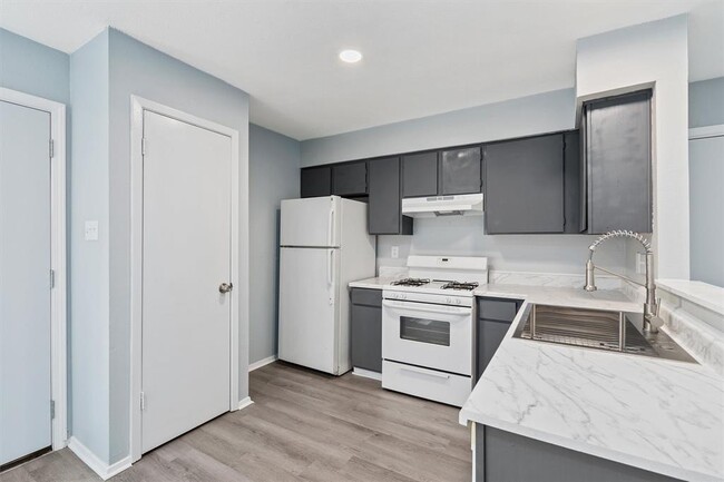 Building Photo - 302 Hedgewood Dr