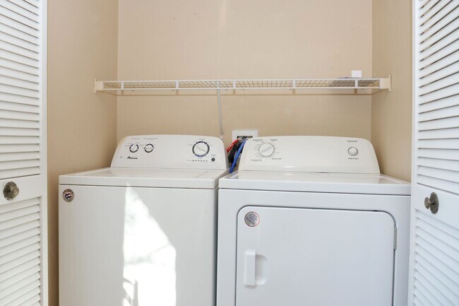 Building Photo - 1 story 3/2 in Meadow Woods with full sized washer and dryer included