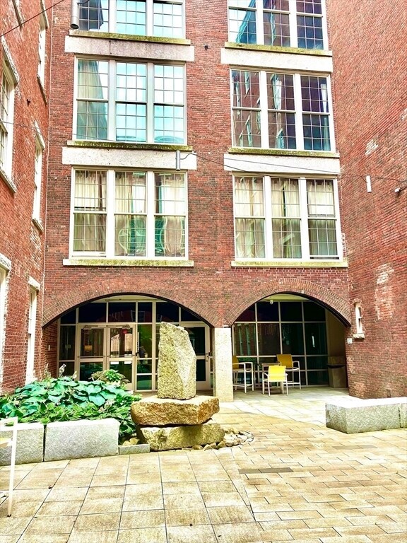 Building Photo - 130 John St