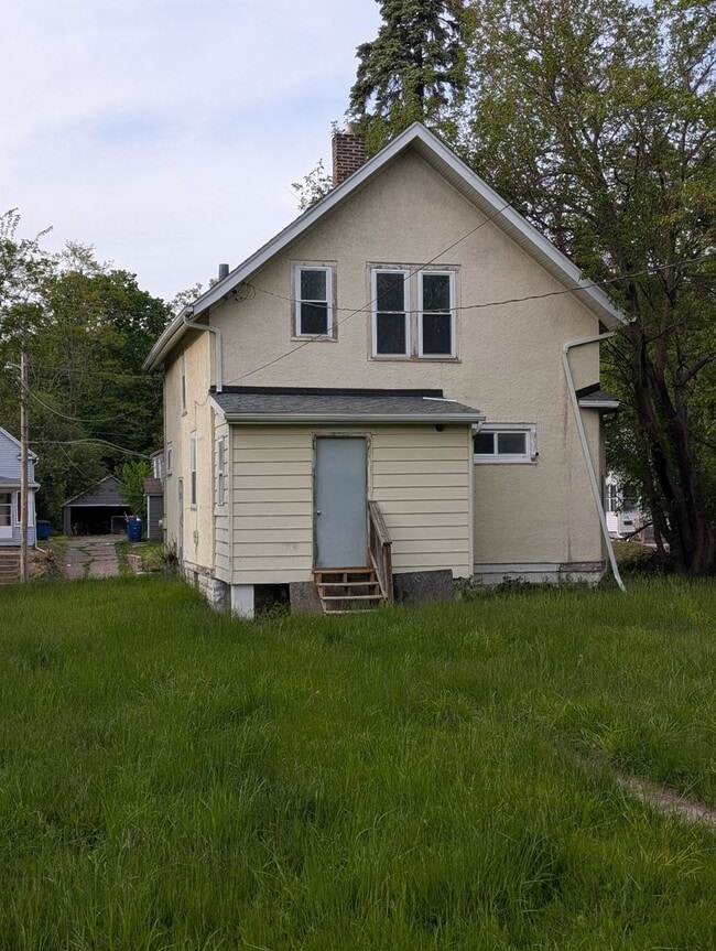 Building Photo - Charming 3 Bedroom Home with Screened Porch and 2 Car Garage