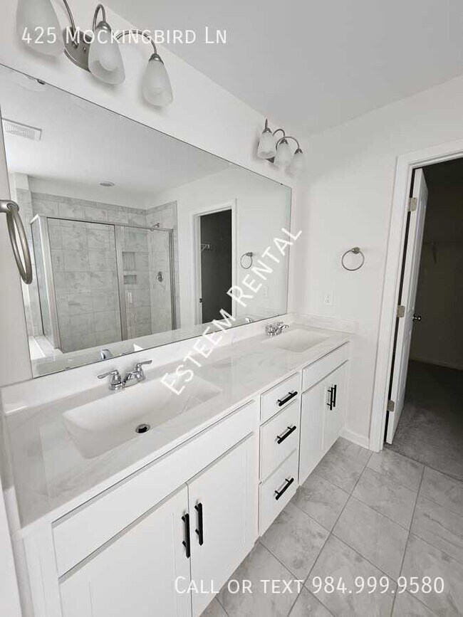 Building Photo - 425 Mockingbird Ln