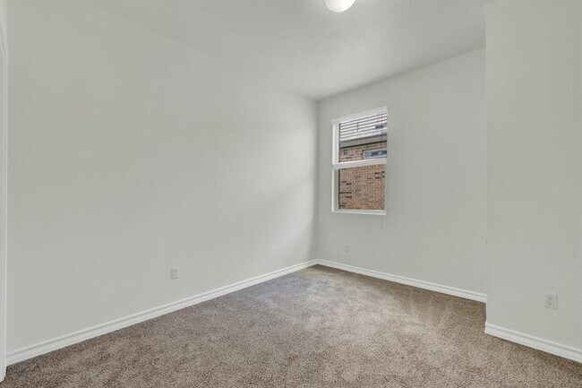 Building Photo - 216 Mary Max Cir