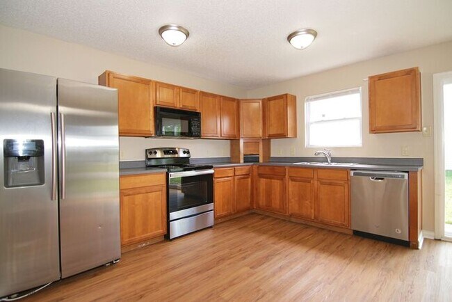 Building Photo - LOVELY 3 BEDROOM, 2.5 BATHROOM HOME IN DESIRABLE NOBLESVILLE!