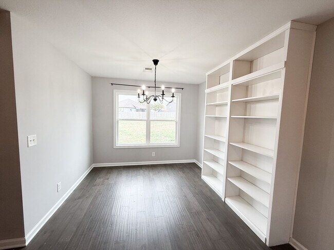 Building Photo - 3 Bedroom 3 Bathrooms located on a Cul De ...