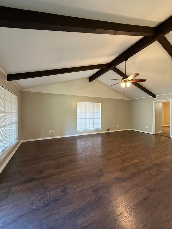 Building Photo - 3 Bedroom 2 bath in Faith Village
