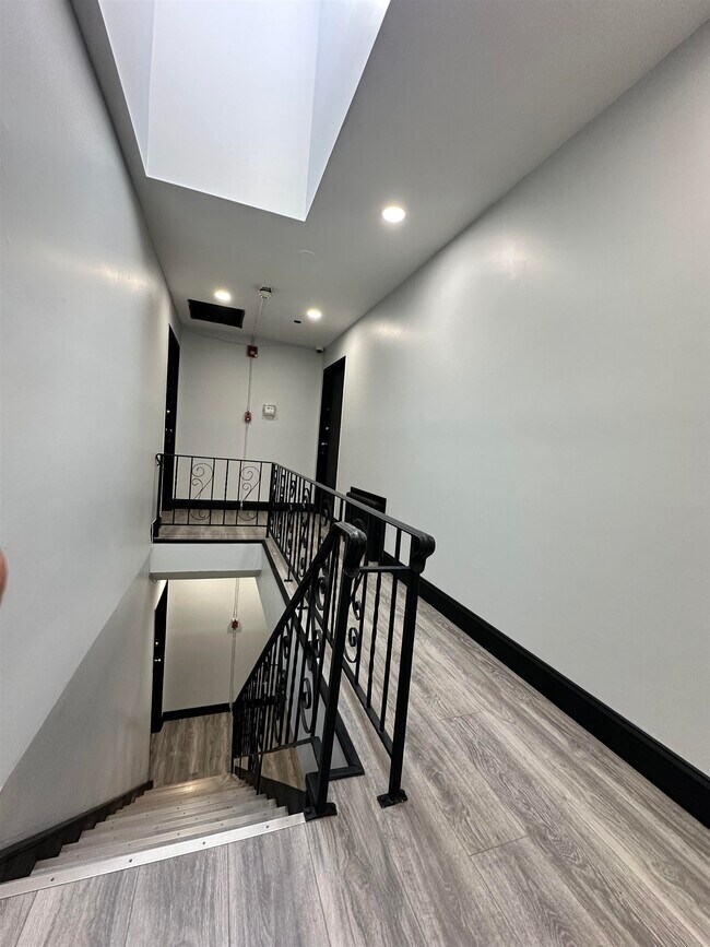 Building Photo - 552 38th St