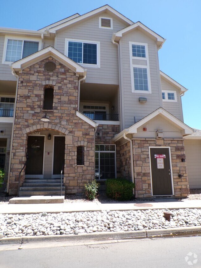 Building Photo - Spacious 2-Bed, 2.5-Bath Condo in Cherry C...