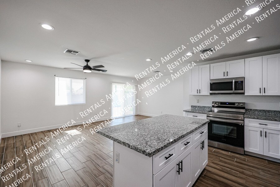 Building Photo - 526 S Crismon Rd