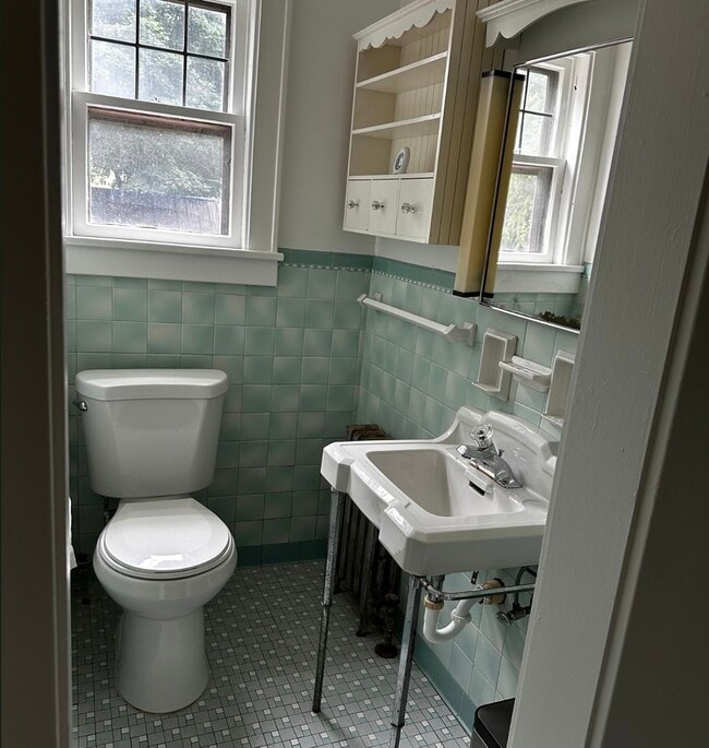 Building Photo - 9 Hickory St