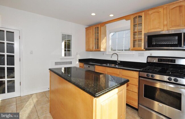 Building Photo - 4630 River Rd