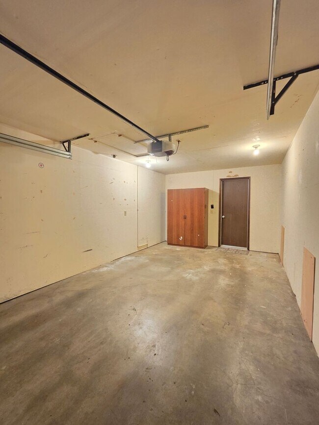Building Photo - 1318 S Robinhood St