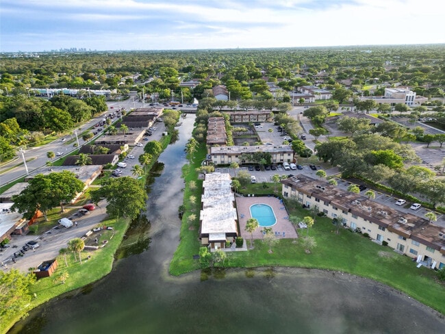 Building Photo - 416 Lakeside Dr