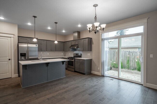 Building Photo - 9965 SE Taggart St