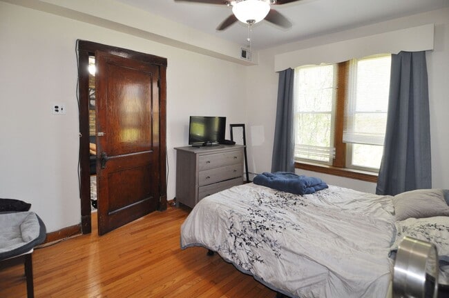 Building Photo - Sunny Large 1 Bedroom with Separate Living and Dining Rooms. Outdoor Space. Free Internet