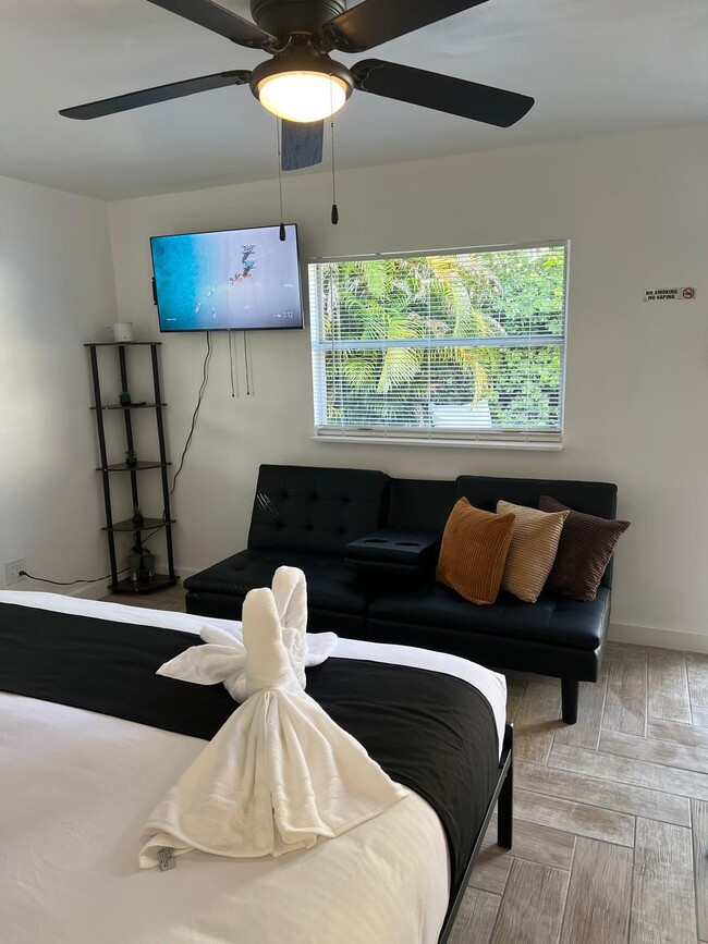 Building Photo - 1211 NE 15th Ave