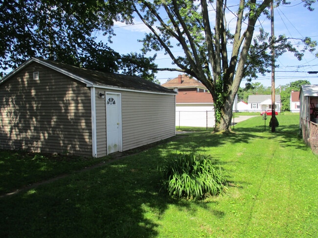 Building Photo - 2 BEDROOM HOME!