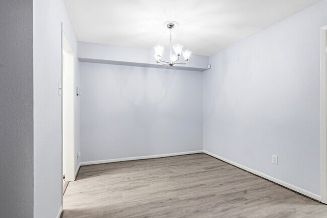 Building Photo - 2744 Briarhurst Dr