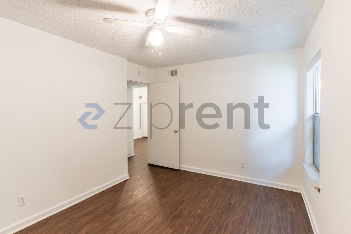 Building Photo - Unit C